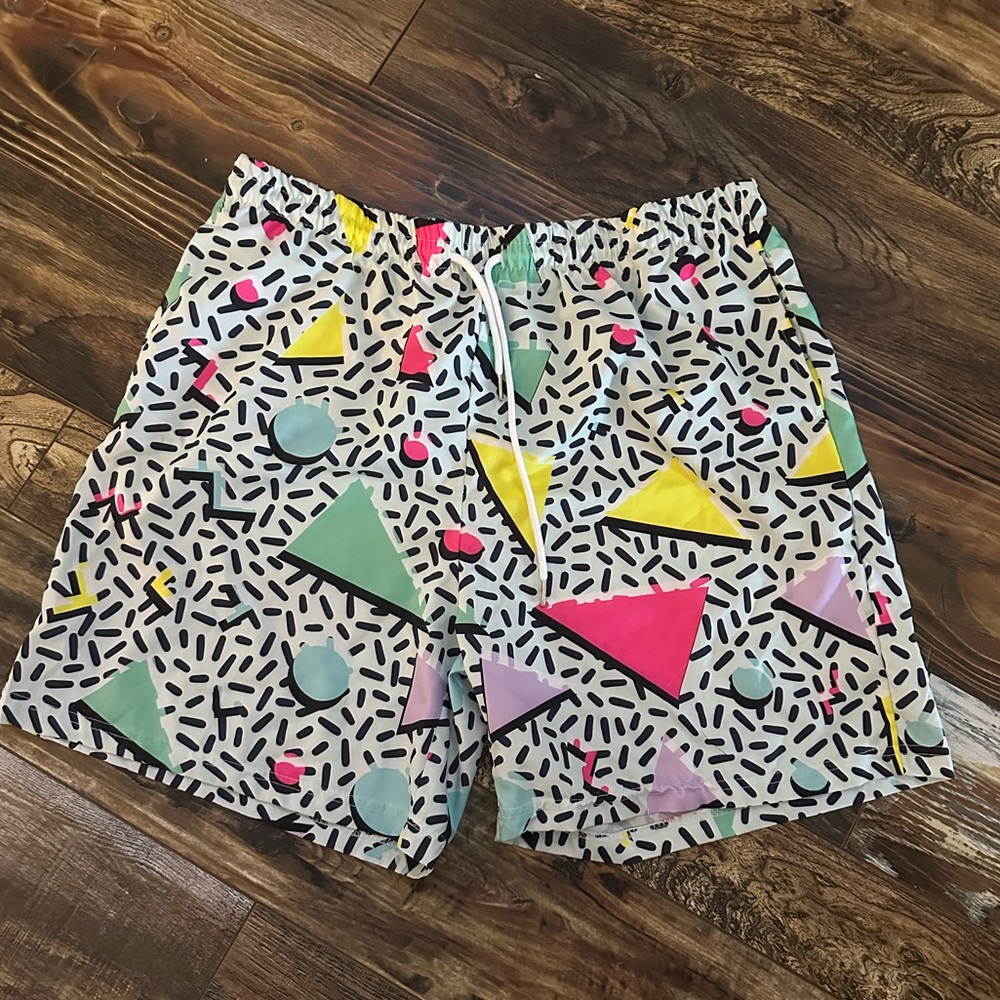Men’s multi colored 90’s theme shorts. Size XL